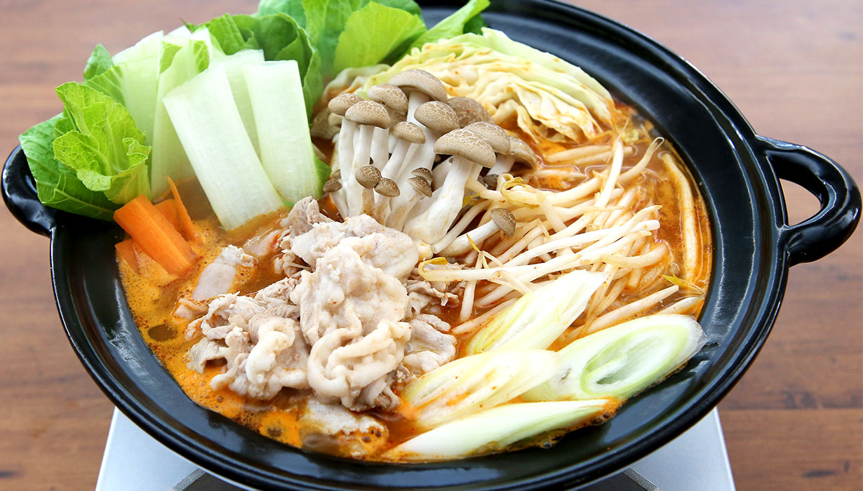 シャキシャキしろ菜の濃厚とんこつ辛鍋