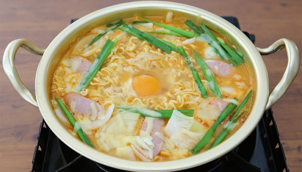 とろ～りチーズの旨辛白菜プデチゲの画像