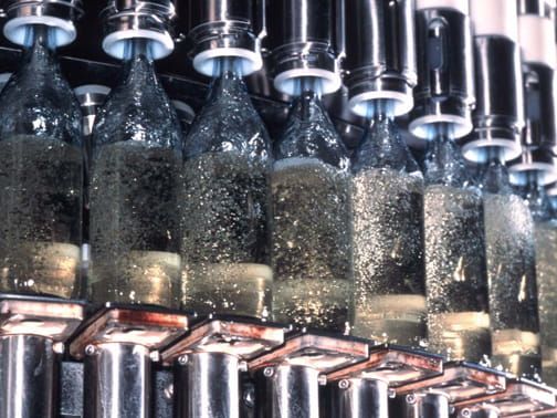 Establishes a fully automated bottling line in the Amagasaki Plant.